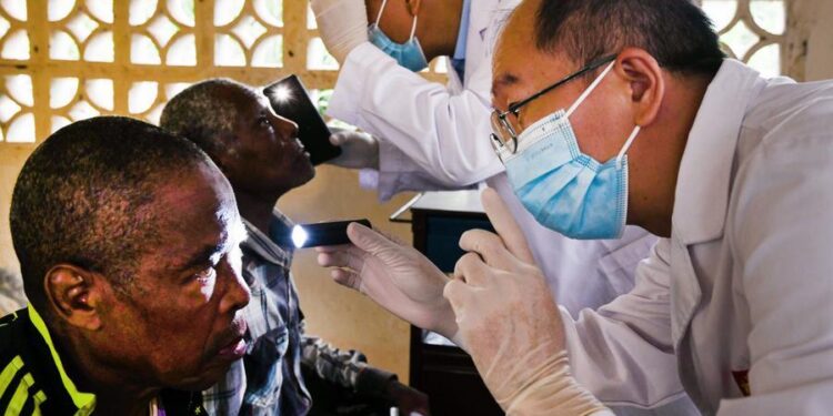 Solidarité médicale au Cameroun : la mission chinoise offre des soins gratuits à Ngat-Bane