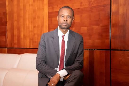 De la méthode cartésienne au décryptage initiatique : l&rsquo;éloge de la gouvernance de Paul Biya sous la plume de Charles Ebune