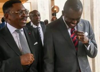 Rivalité présumée au sommet de l&rsquo;État camerounais : l&rsquo;image forte de Ferdinand Ngoh Ngoh et Oswald Baboké au Palais de l’Unité